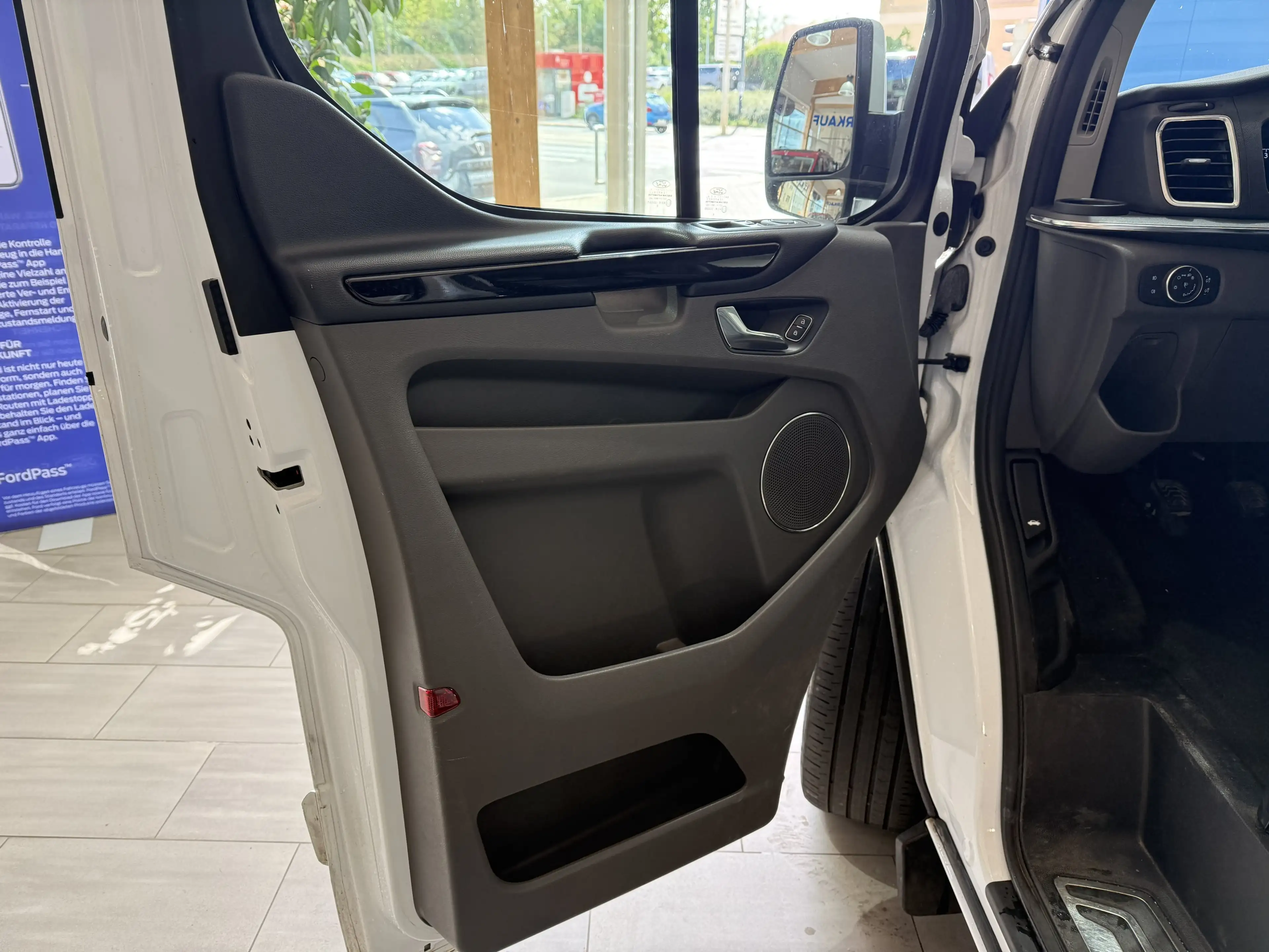 Ford Tourneo Custom Titanium X L1 Standheiz. / abn. AHK / ACC / Leder — photo 9