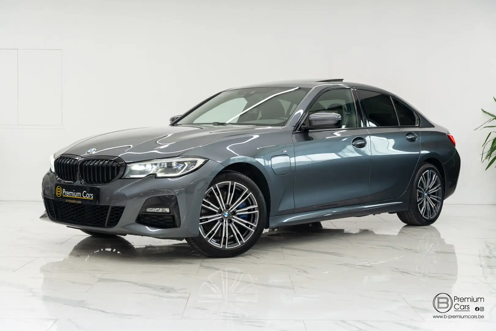 BMW 330 eAS PHEV! M-pack! Open Dak! Laser! Camera! Grey - 1