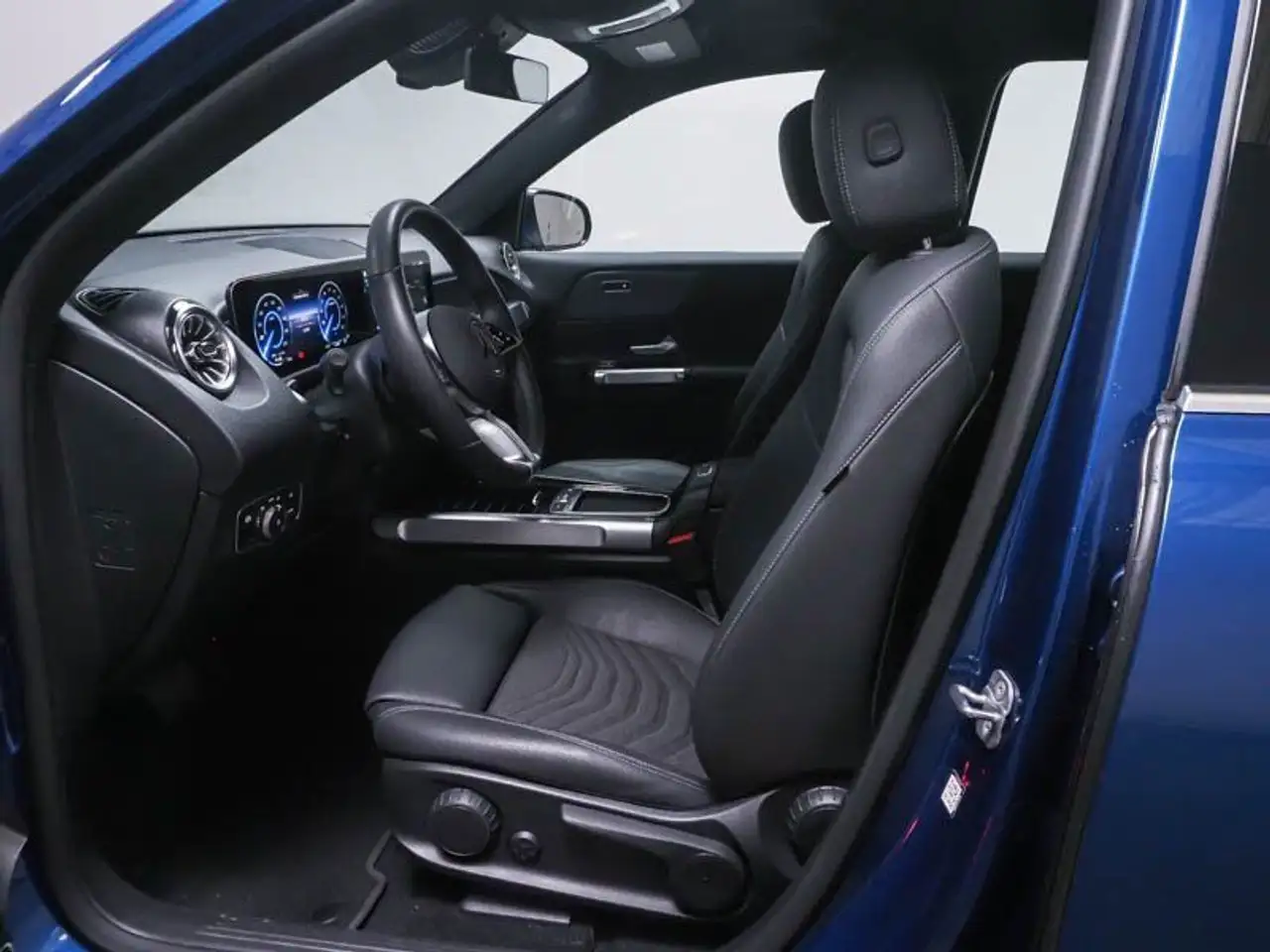 Mercedes-Benz EQB 300 4M PROG-ADV AHK KAMERA EASYP TOT AMBIENT 6