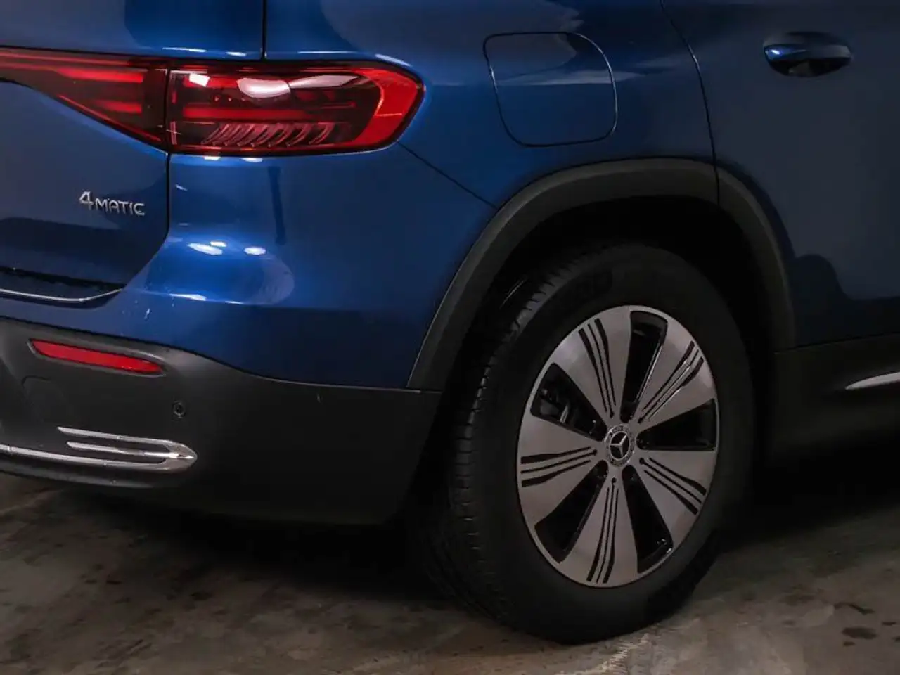 Mercedes-Benz EQB 300 4M PROG-ADV AHK KAMERA EASYP TOT AMBIENT 5
