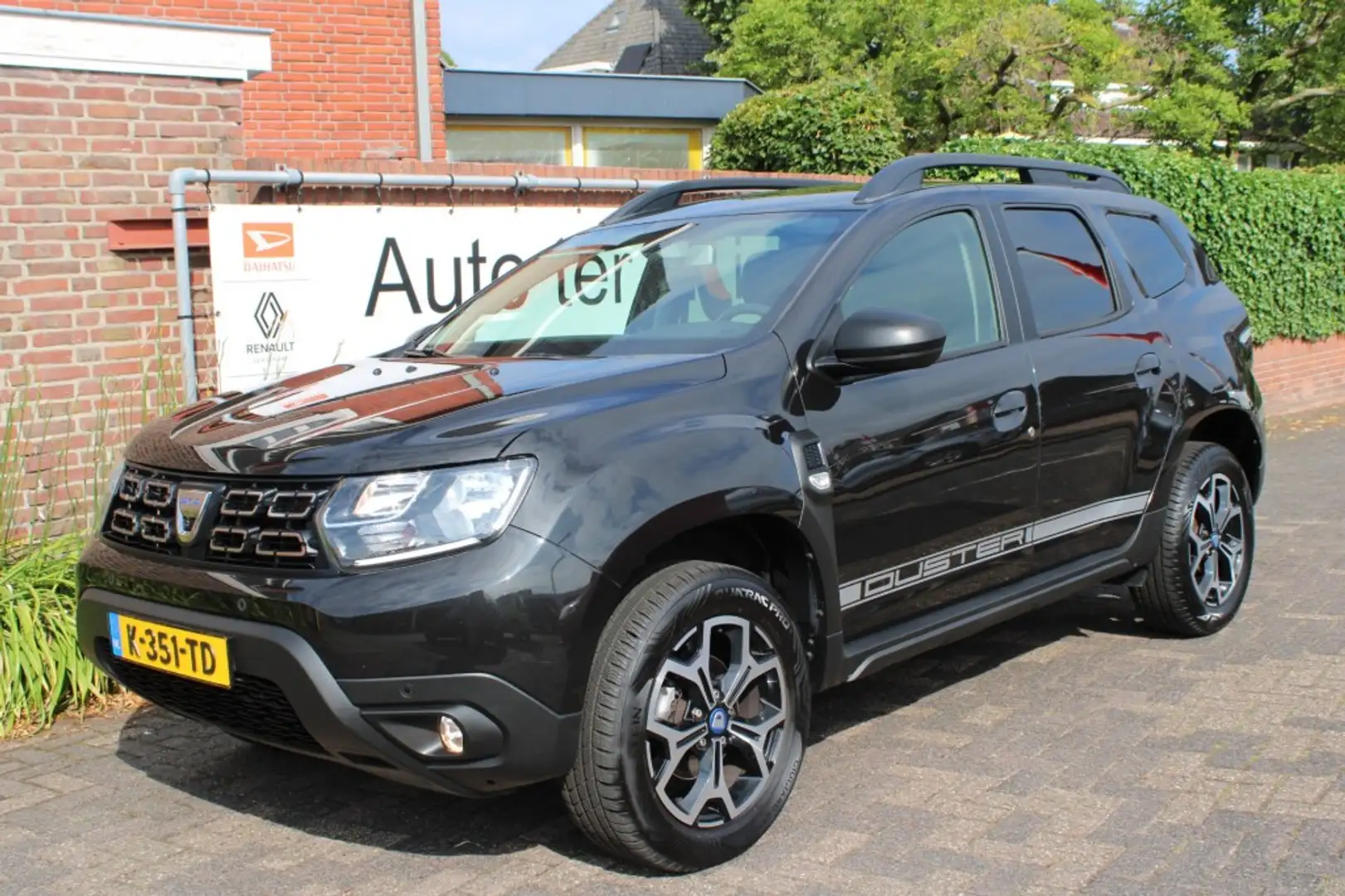 Dacia Duster TCe 125 pk Comfort navi./parkeersensoren v.+ a. Zwart - 1