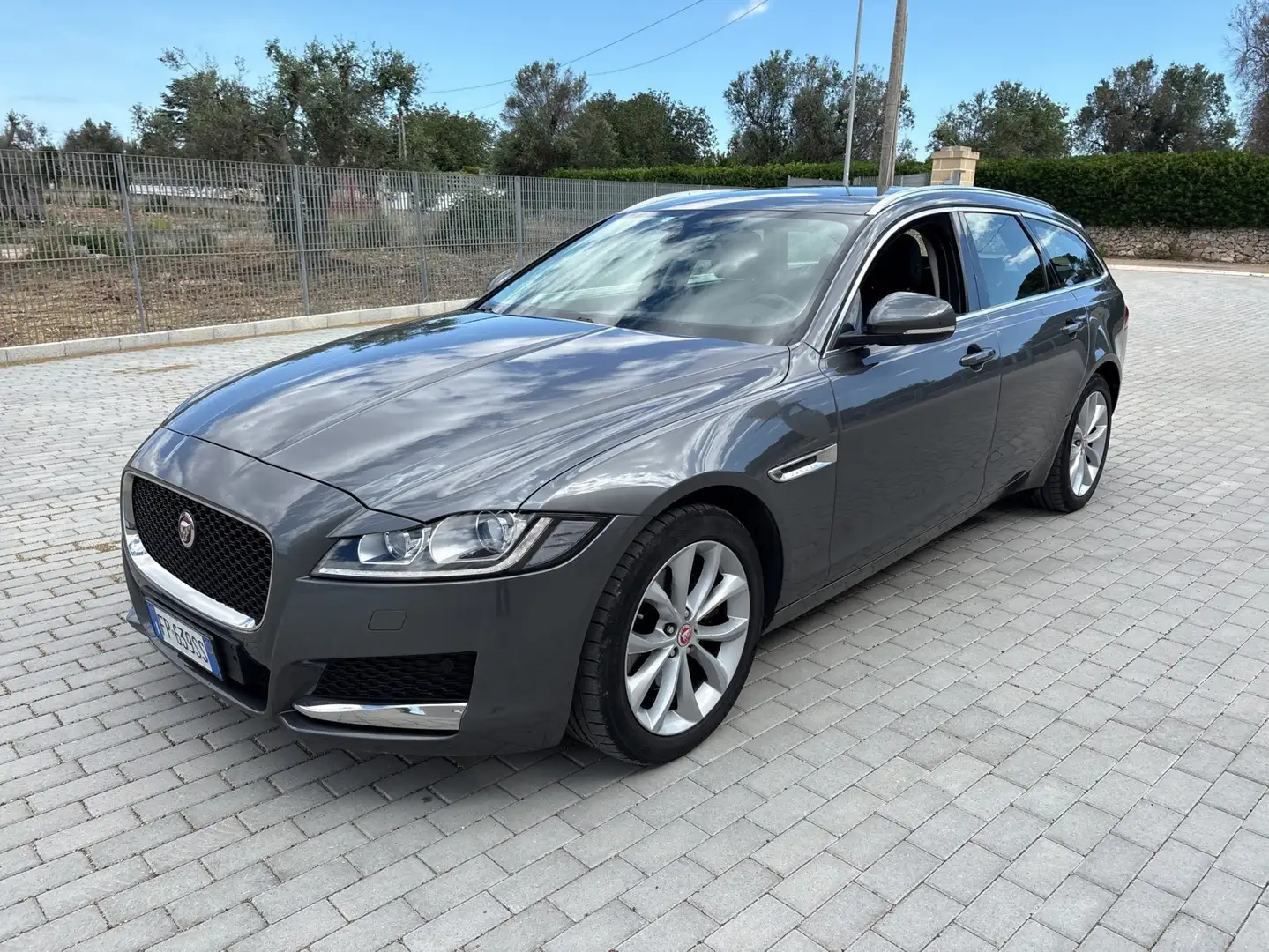 Jaguar XF XF Sportbrake 2.0d i4 awd 180cv auto Grigio - 1