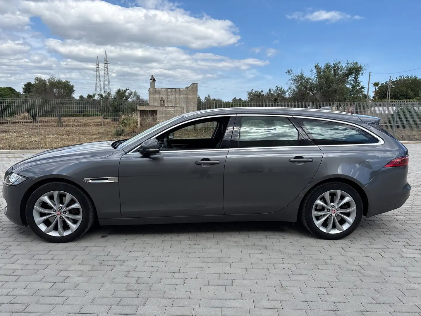 Jaguar XF XF Sportbrake 2.0d i4 awd 180cv auto Grigio - 2