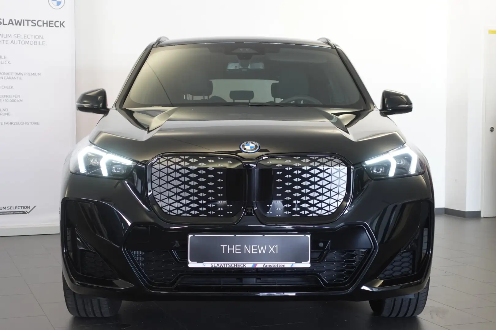 BMW iX1 xDrive30 U11 Schwarz - 2