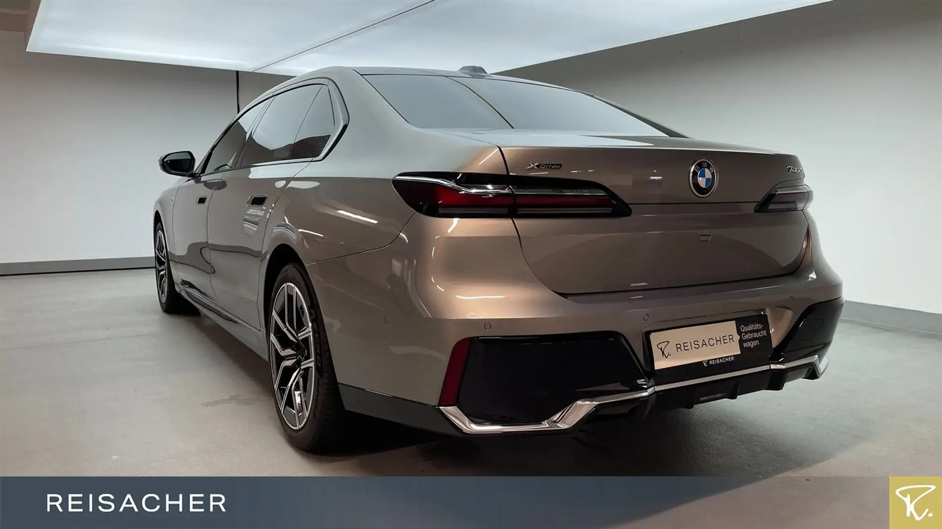 BMW 740 dA xD M-Sport,SkyLou,AHK,DAProf,360°,Standh Gris - 2