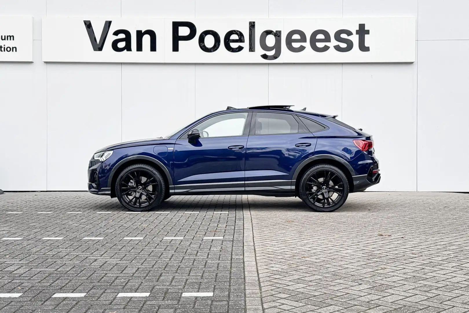 Audi Q3 Sportback 45 TFSI e S Edition Schuifdak | SONOS | Blauw - 2