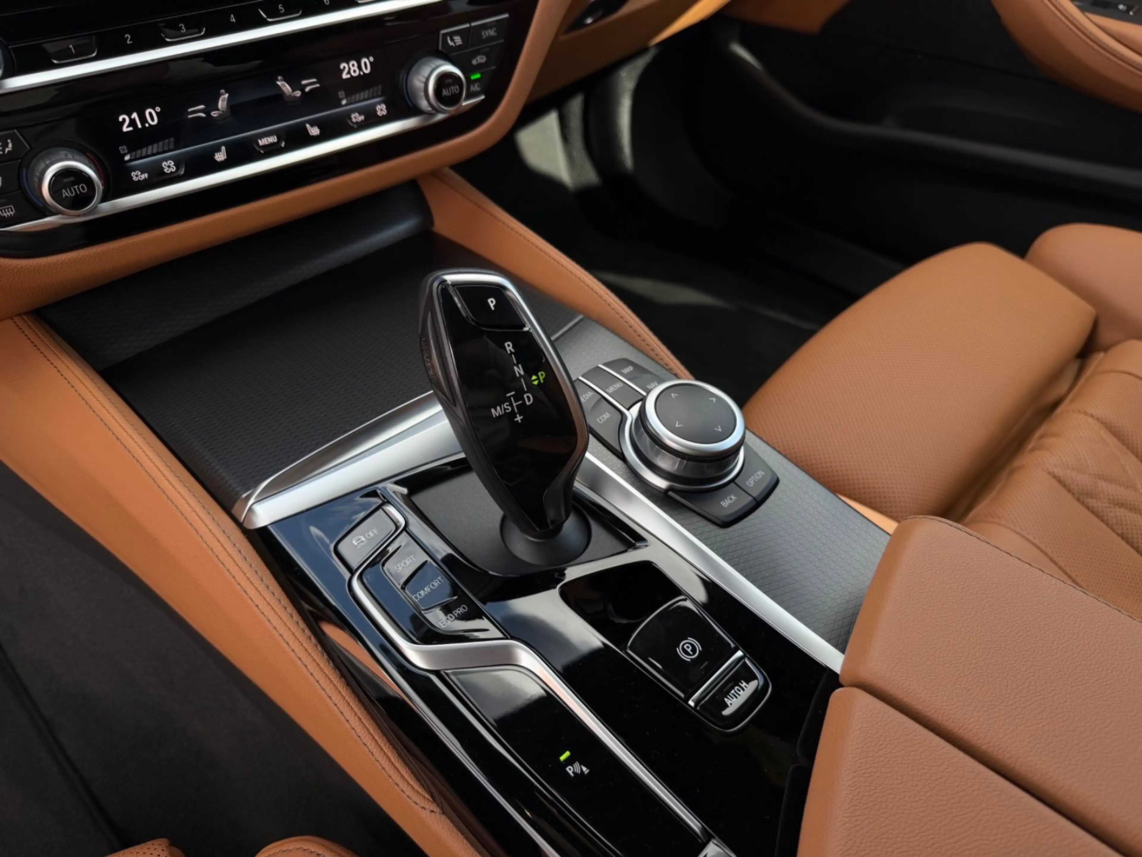 BMW 520 d xDrive M-Paket *Head-up*AHK*ACC*Kamera* — photo 30