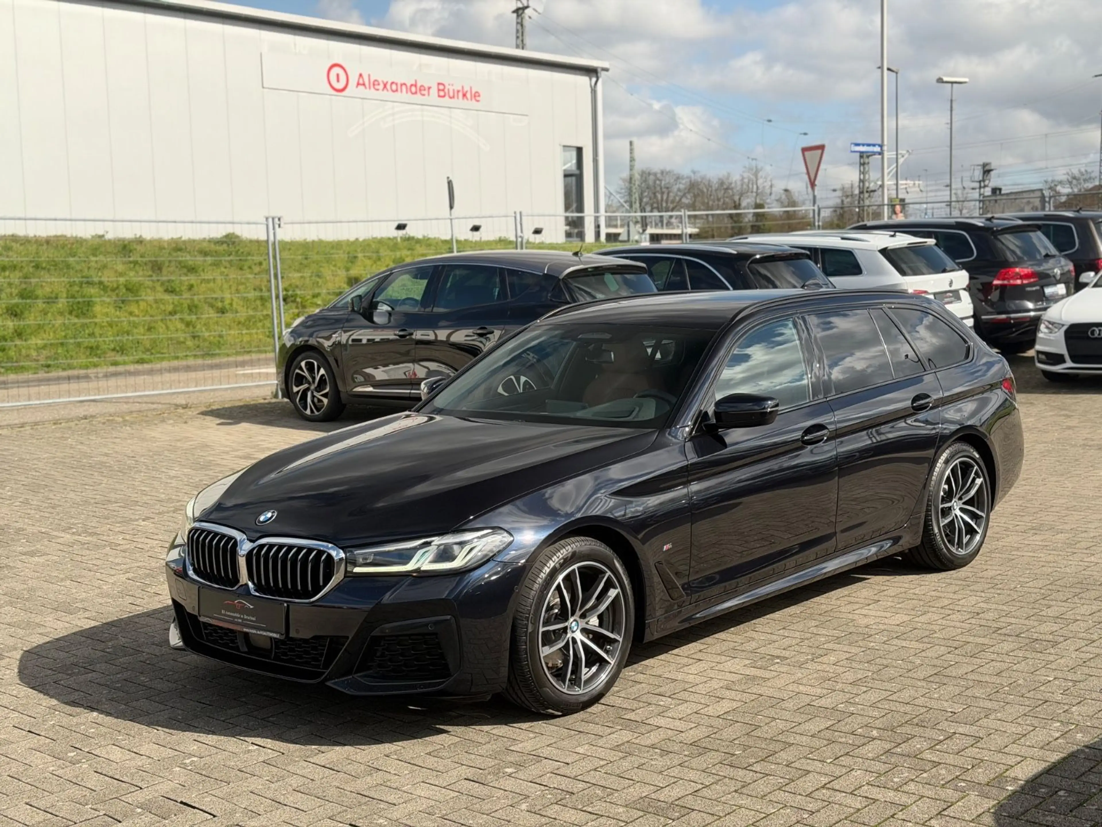 BMW 520 d xDrive M-Paket *Head-up*AHK*ACC*Kamera* — photo 44
