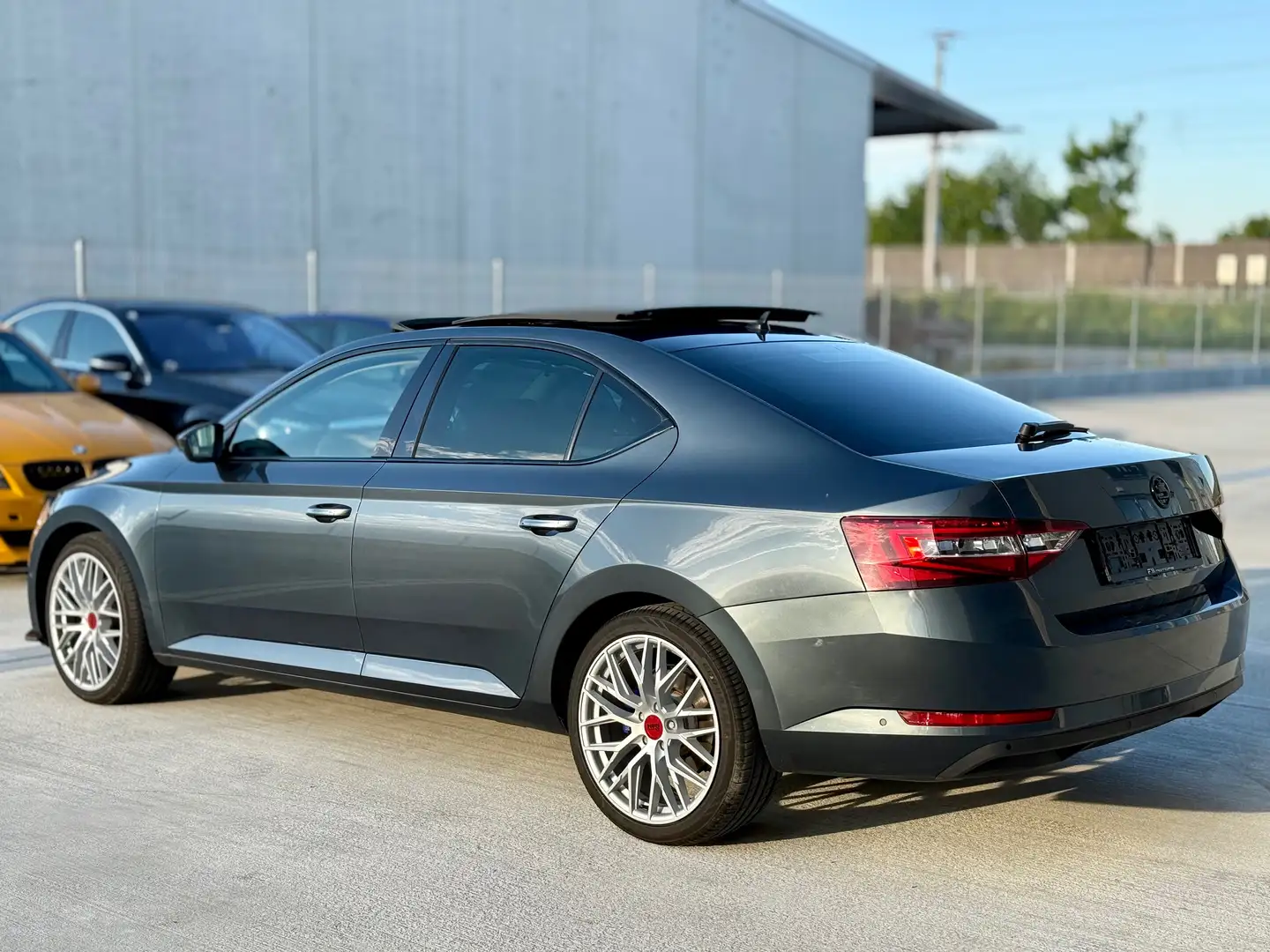 Skoda Superb 2.0TDI DSG,Pano,ACC,Rückfahrkamera,Anhängerk Gris - 2