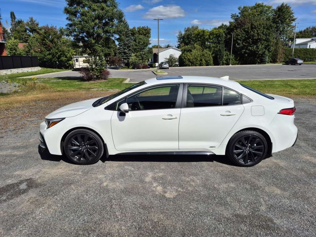 2026 Toyota Corolla SE hybride