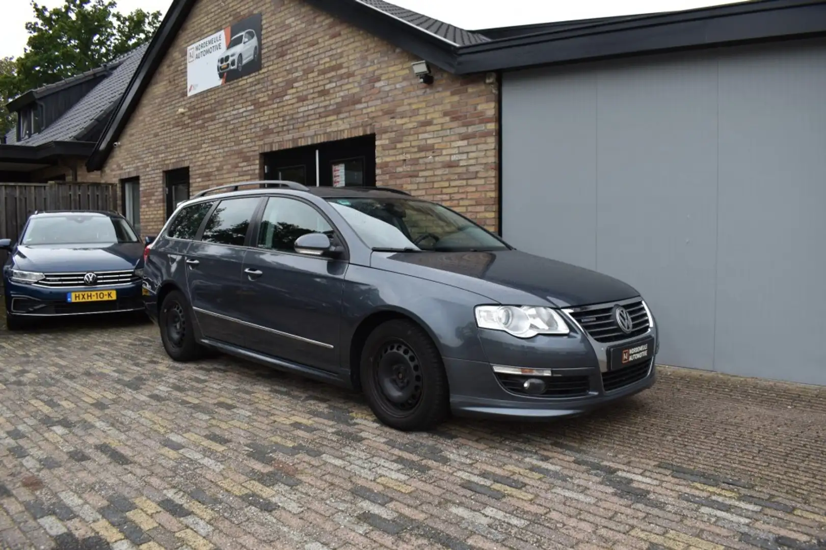 Volkswagen Passat 1.6 TDI BLUEMOTION, Cruise, Navi, Clima Grijs - 2