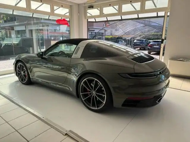 Porsche 911 view 6