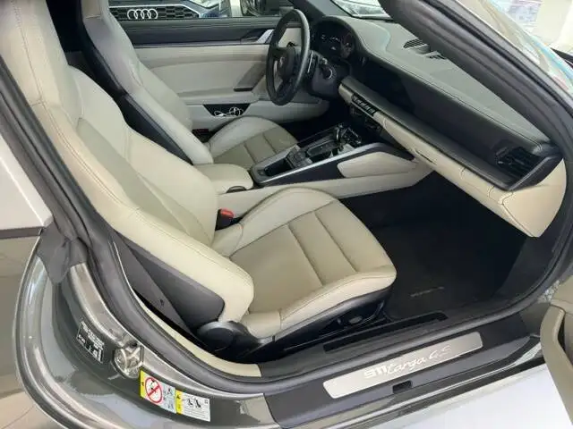 Porsche 911 view 14