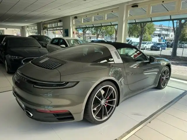 Porsche 911 view 5