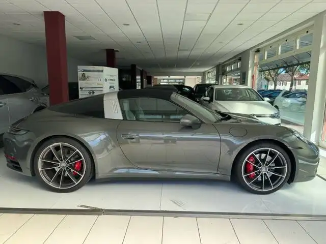 Porsche 911 view 4