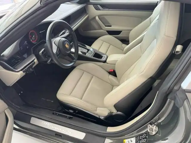 Porsche 911 view 7