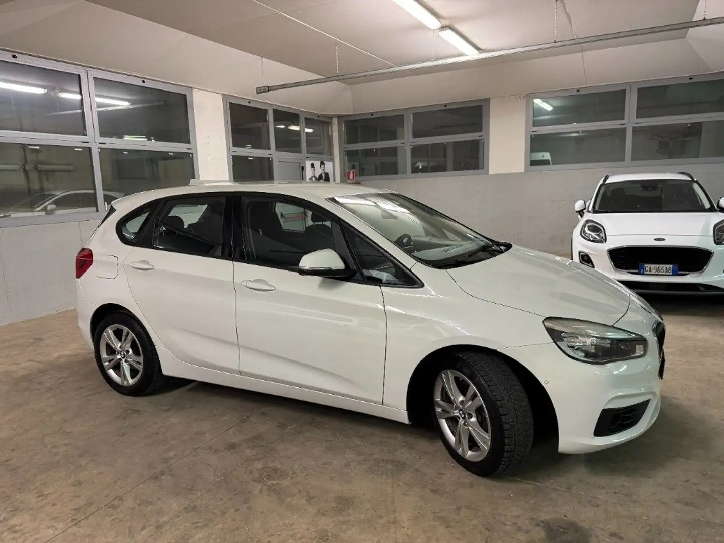 BMW 220 i Active Tourer Advantage automatica Bianco - 2