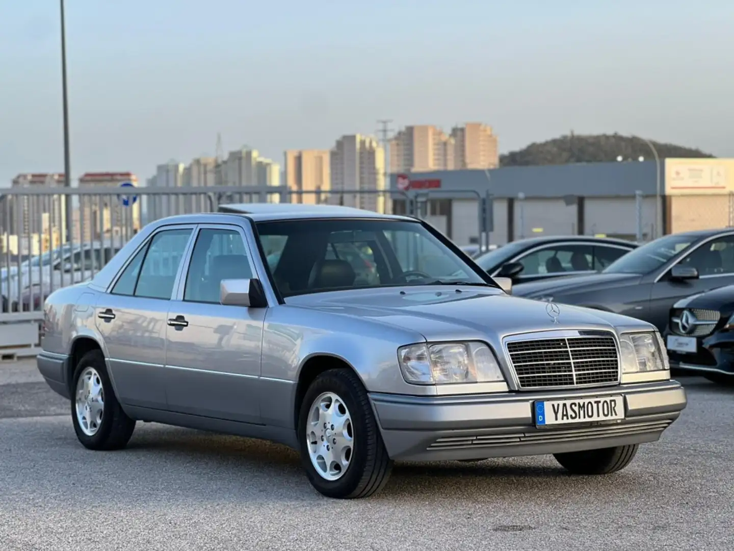 Mercedes-Benz E 320 Gris - 1