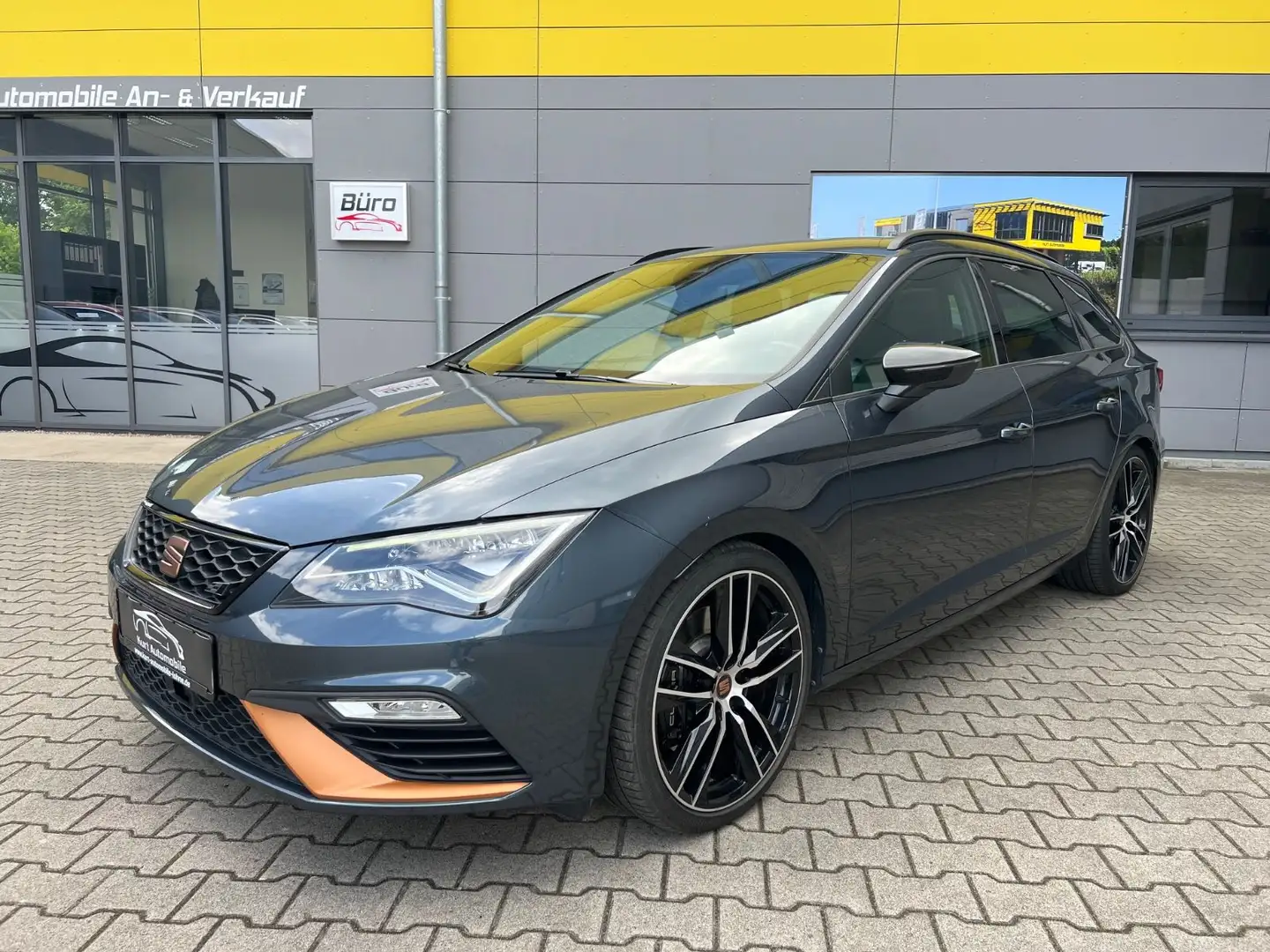 SEAT Leon ST Cupra 300 4Drive LEDER/NAVI/PANO/SHZ/AHK Grau - 2