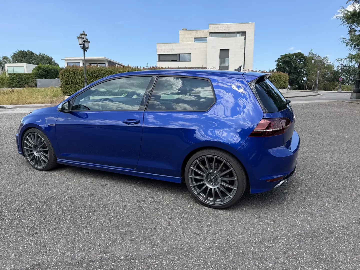 Volkswagen Golf R - 1