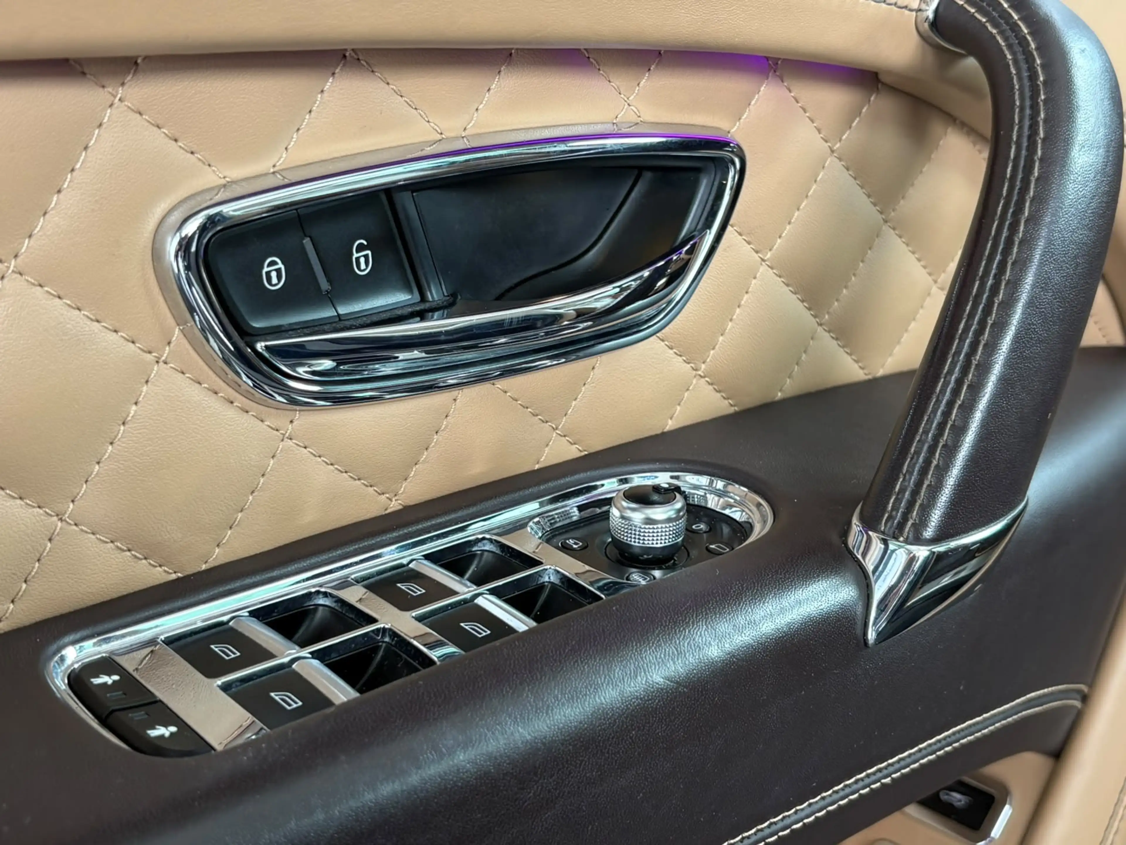 Bentley Bentayga V8 AWD Panorama ACC 360 Luft Memory — photo 12