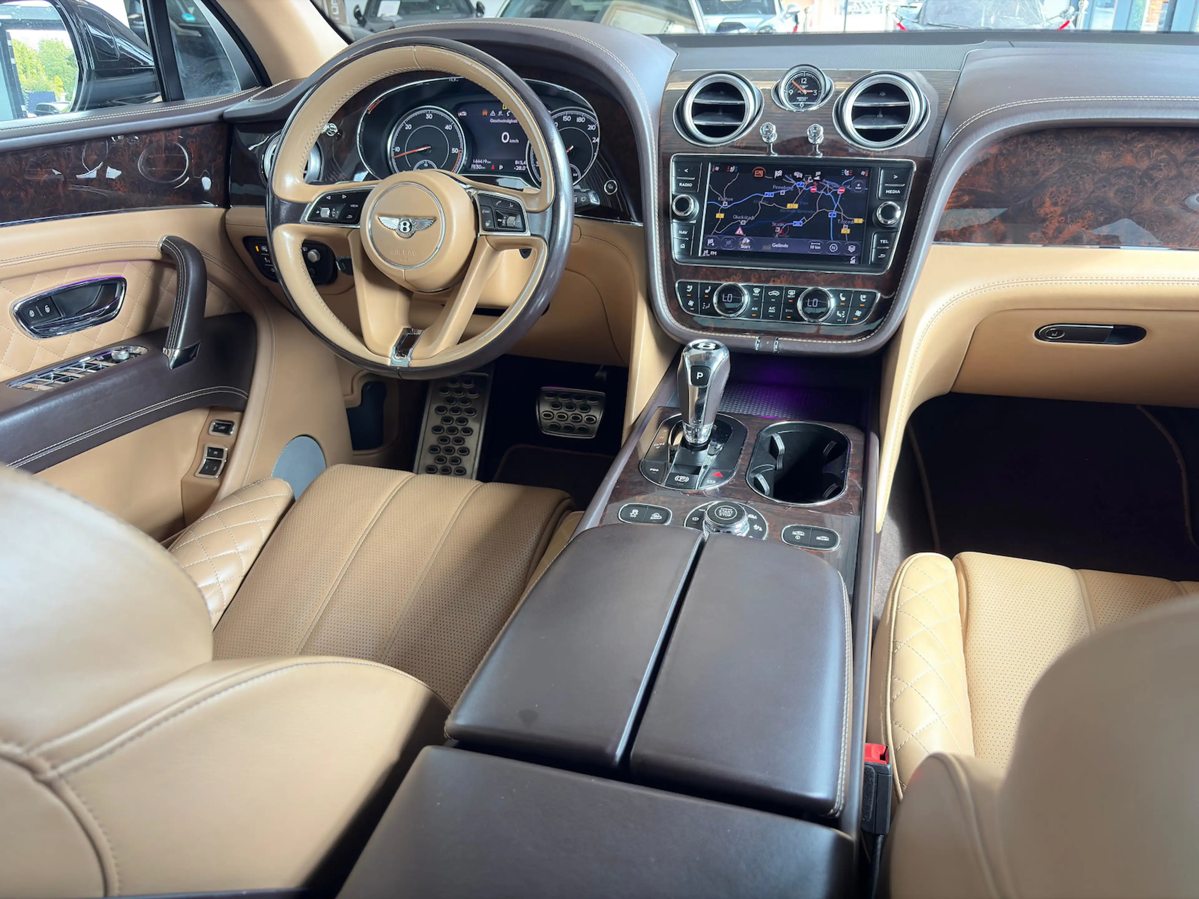 Bentley Bentayga V8 AWD Panorama ACC 360 Luft Memory — photo 11