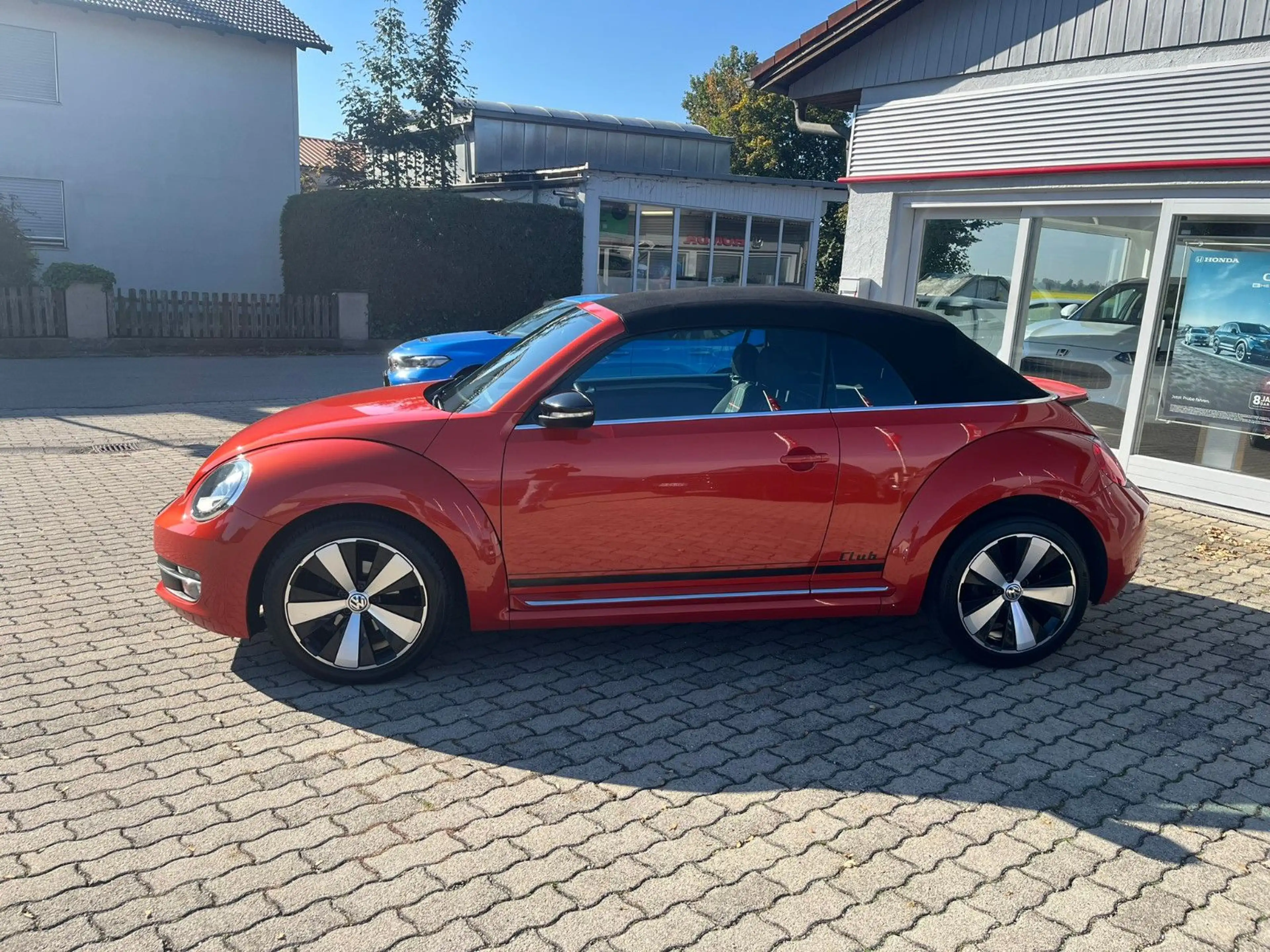 Volkswagen Beetle 2.0 TDI 81kW DSG BMT CLUB Cabriolet — photo 2