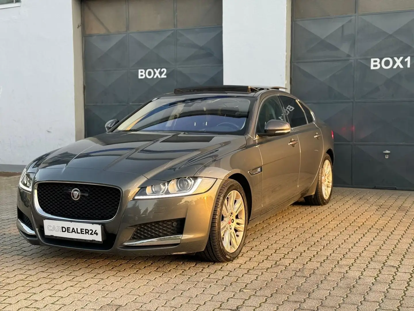 Jaguar XF 20d Portfolio Aut. Grau - 2