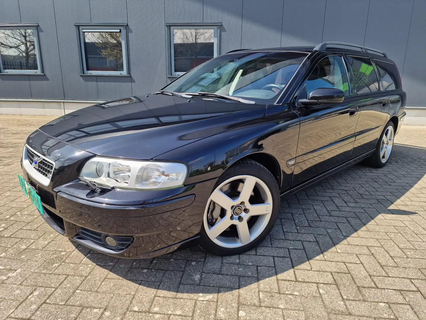Volvo V70 2.5 R, netto ex btw € 14.850, bijtel vriendelijk! Zwart - 2