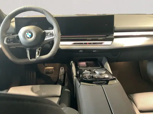 BMW 5 Series view 9