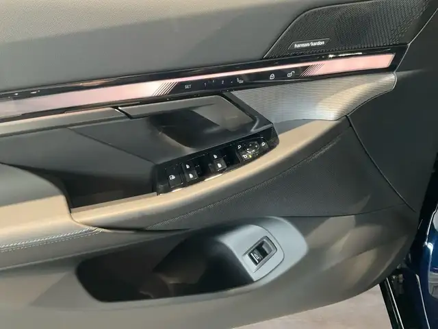 BMW 5 Series view 6