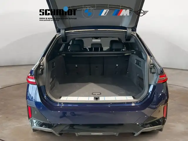 BMW 5 Series view 4