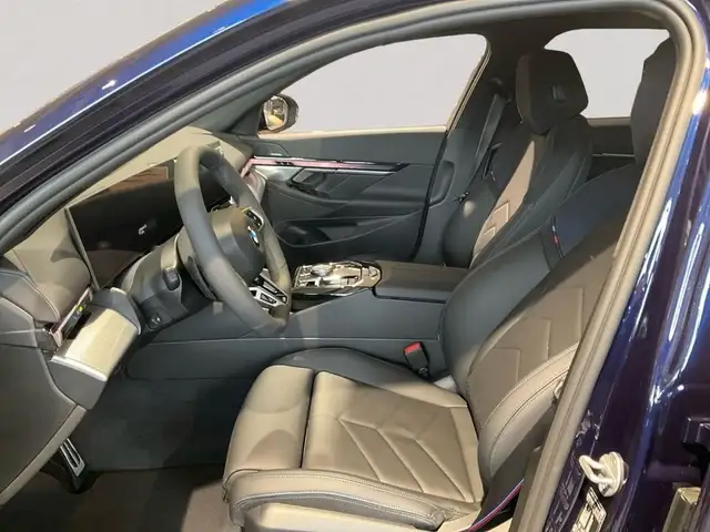 BMW 5 Series view 8