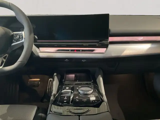 BMW 5 Series view 10