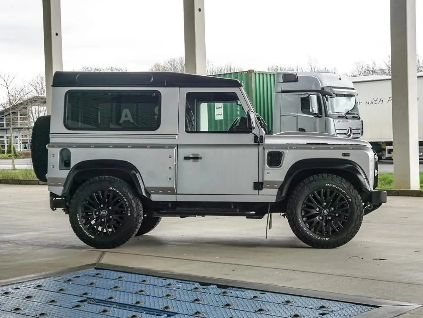 Land Rover Defender Defender 110 2.2 td High Cap Pick Up Plateado - 2