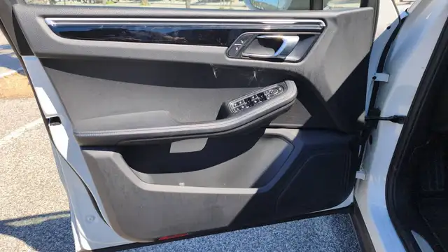 Porsche Macan view 7