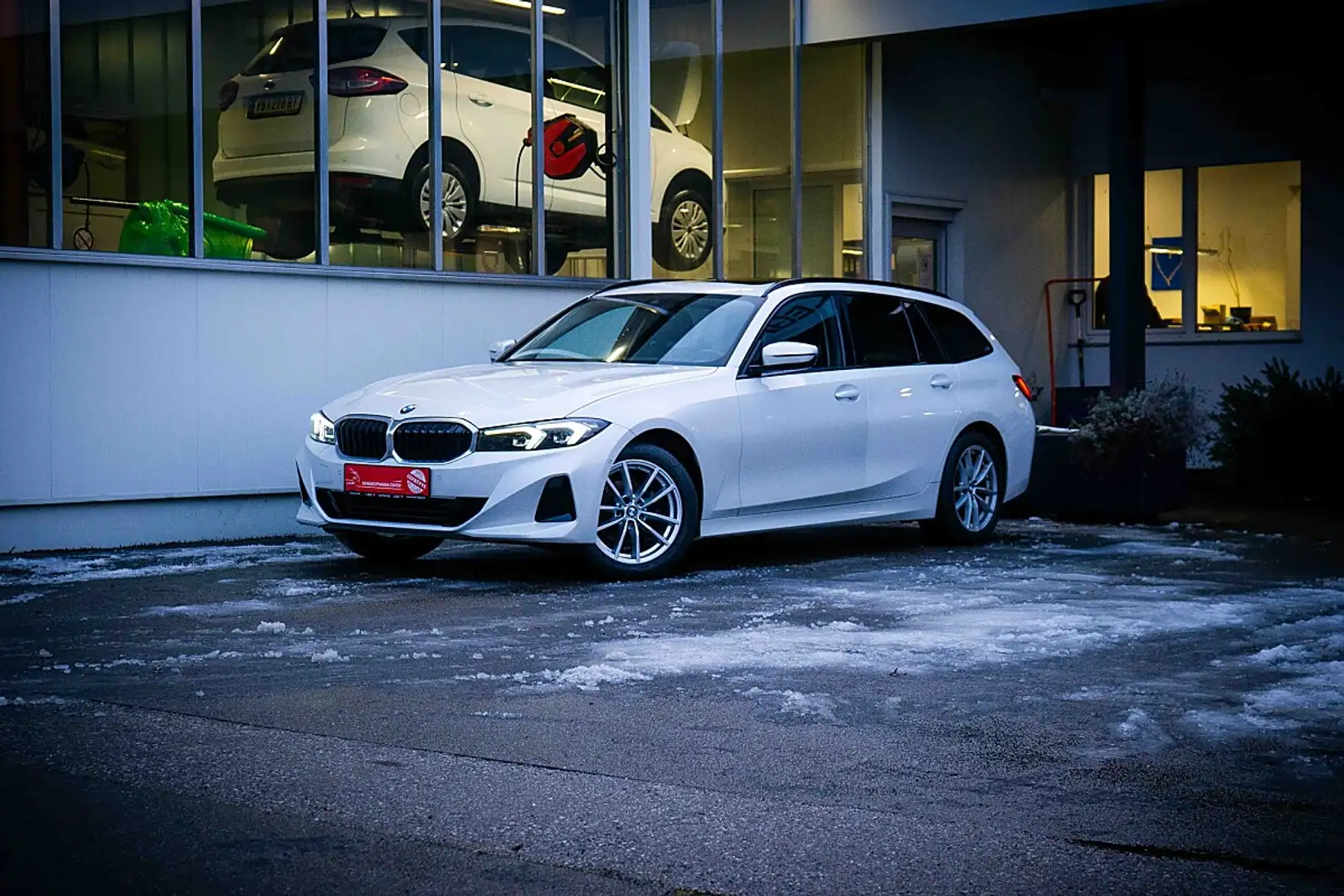 BMW 318 d Touring Aut. *HARMAN KARDON*HEAD-UP*KAMERA*WI... Weiß - 2