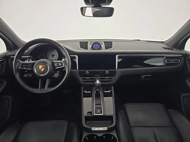Porsche Macan view 12