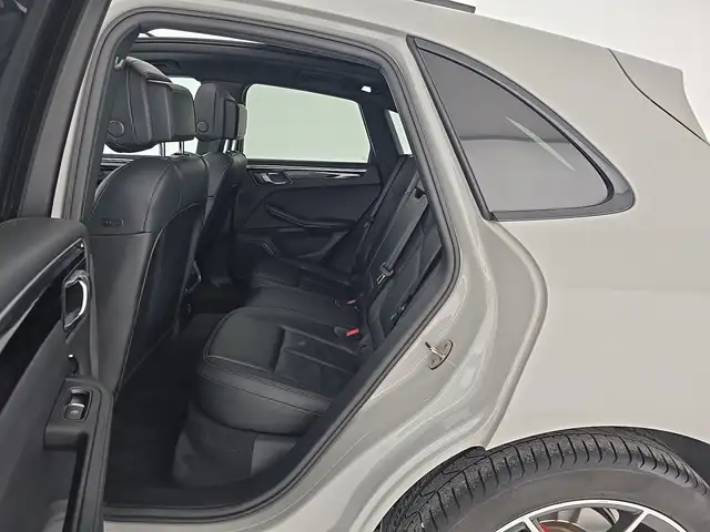 Porsche Macan view 11