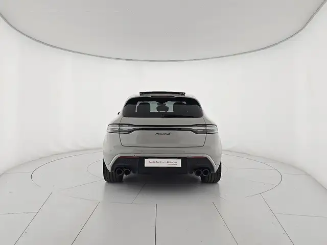 Porsche Macan view 4