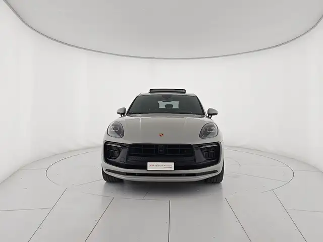 Porsche Macan view 8