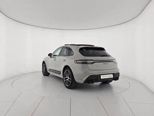 Porsche Macan view 3