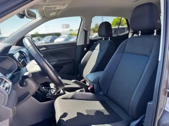 Volkswagen T-Cross view 9