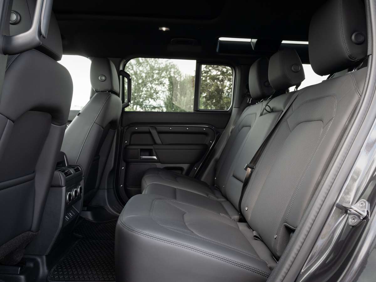2026 Land Rover Defender 110 P300 S alt 5