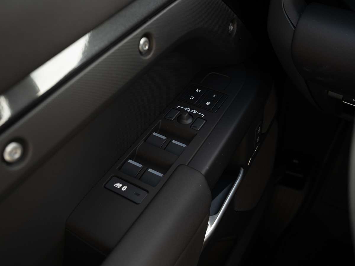 2026 Land Rover Defender 110 P300 S thumb 10