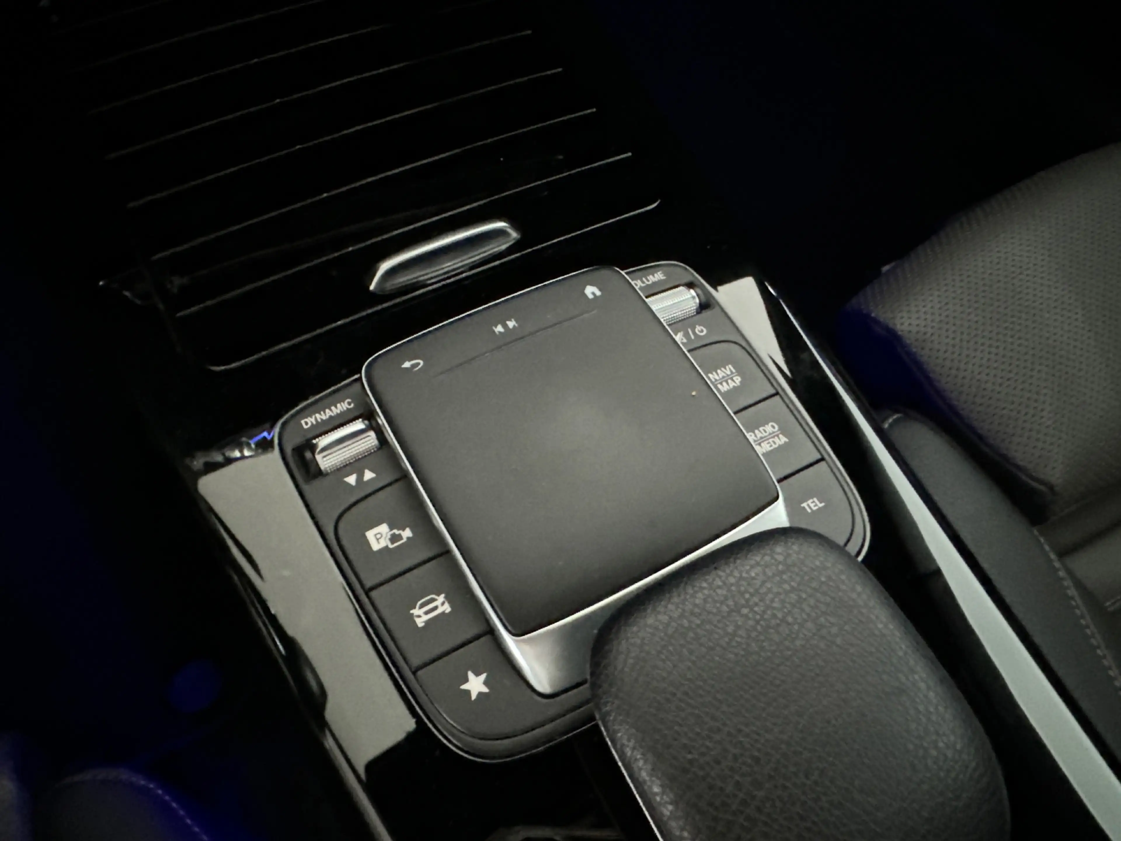 Mercedes-Benz CLA 180 AMG Pano|Stoelventilatie|360 Camera|Keyless|Blinds — photo 17