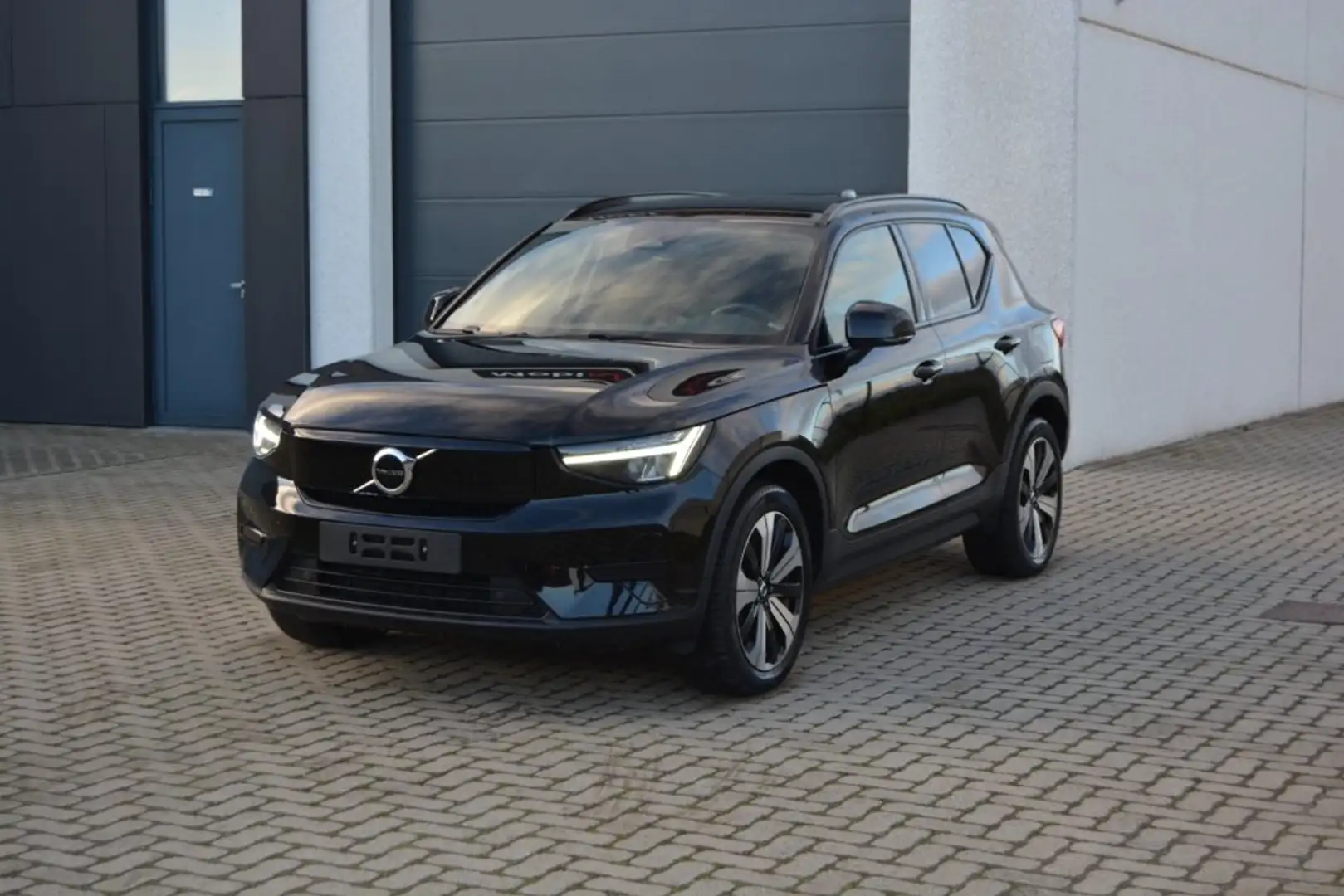 Volvo XC40 Recharge 69 kWh Single Motor 231PK Zwart - 1
