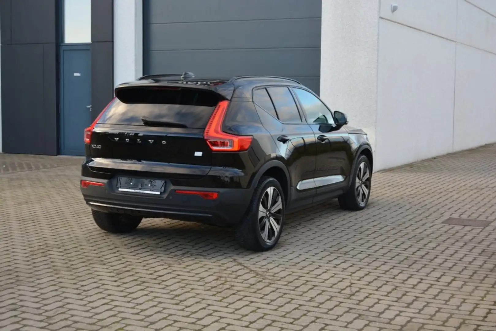 Volvo XC40 Recharge 69 kWh Single Motor 231PK Zwart - 2