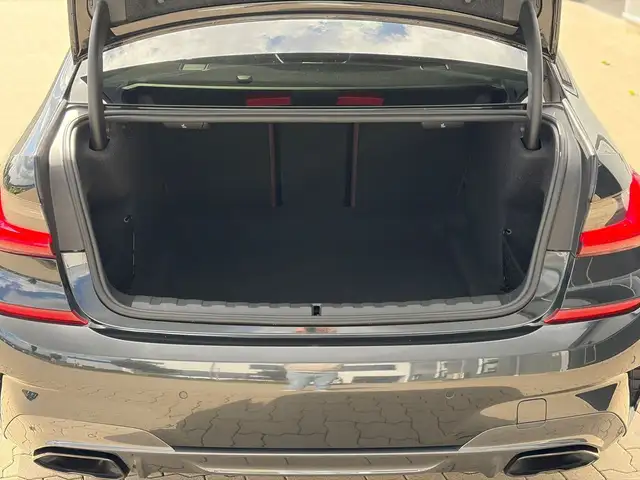 BMW 3 Series view 20
