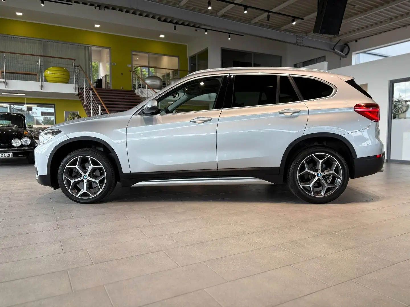 BMW X1 sDrive 18d X-Line*Memory*HUD*ACC*SHZ*LM* srebrna - 2